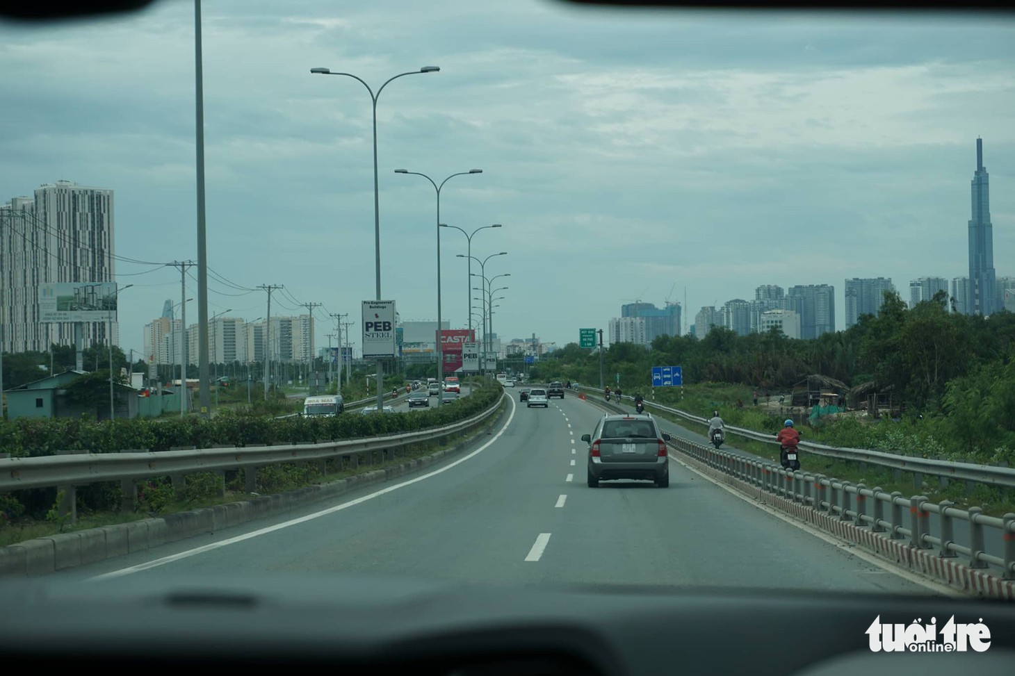 Phố xá Sài Gòn vắng vẻ, se lạnh ngày đầu năm - Ảnh 11.