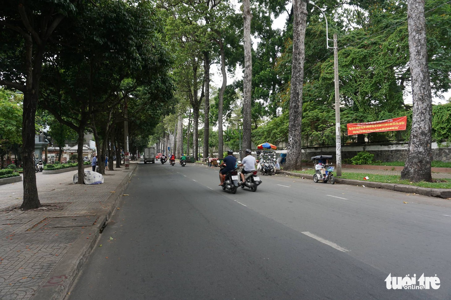 Phố xá Sài Gòn vắng vẻ, se lạnh ngày đầu năm - Ảnh 13.