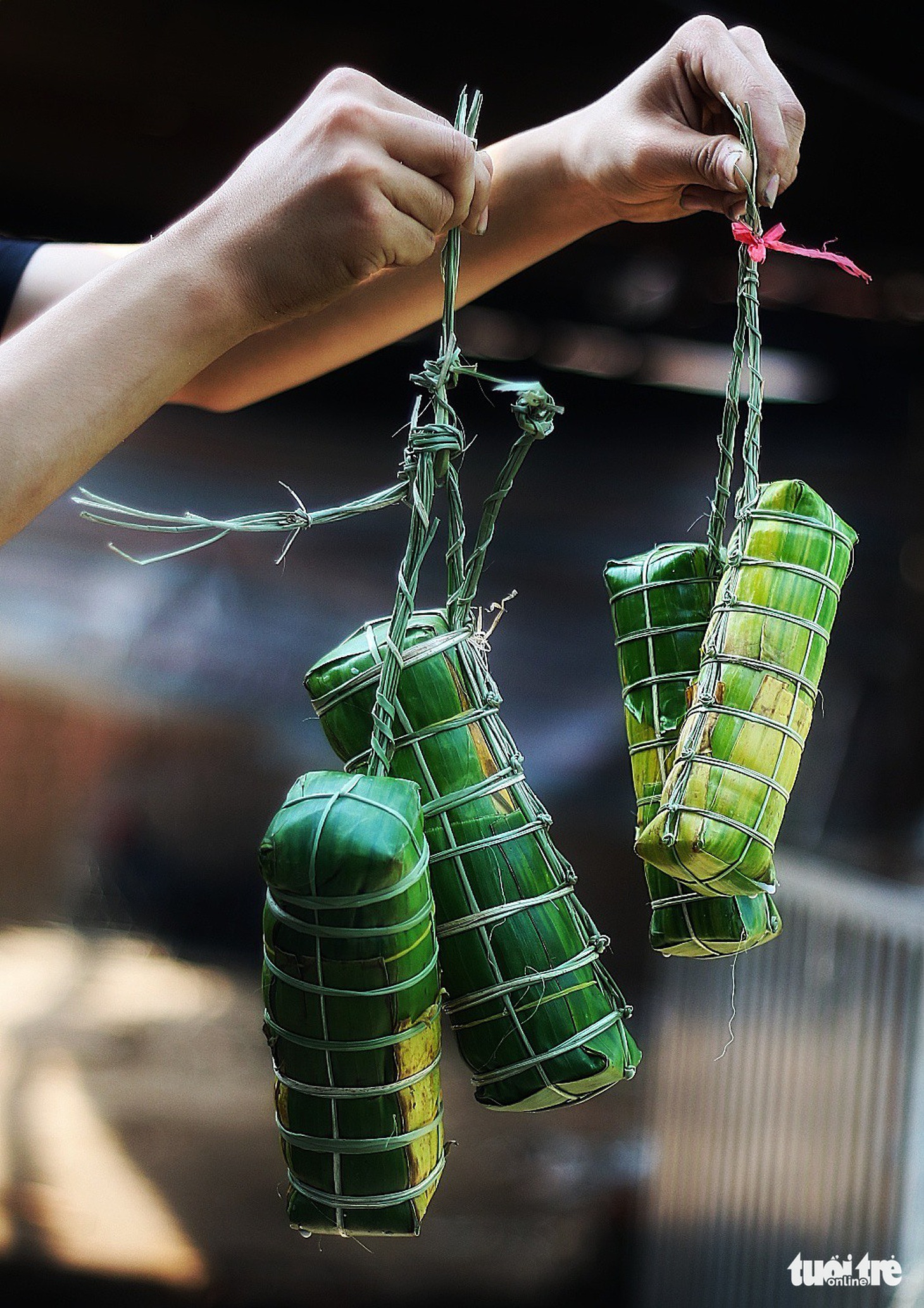 Sài Gòn chiều cuối năm hun hút khói bếp nấu bánh tét cúng giỗ ông bà - Ảnh 9.