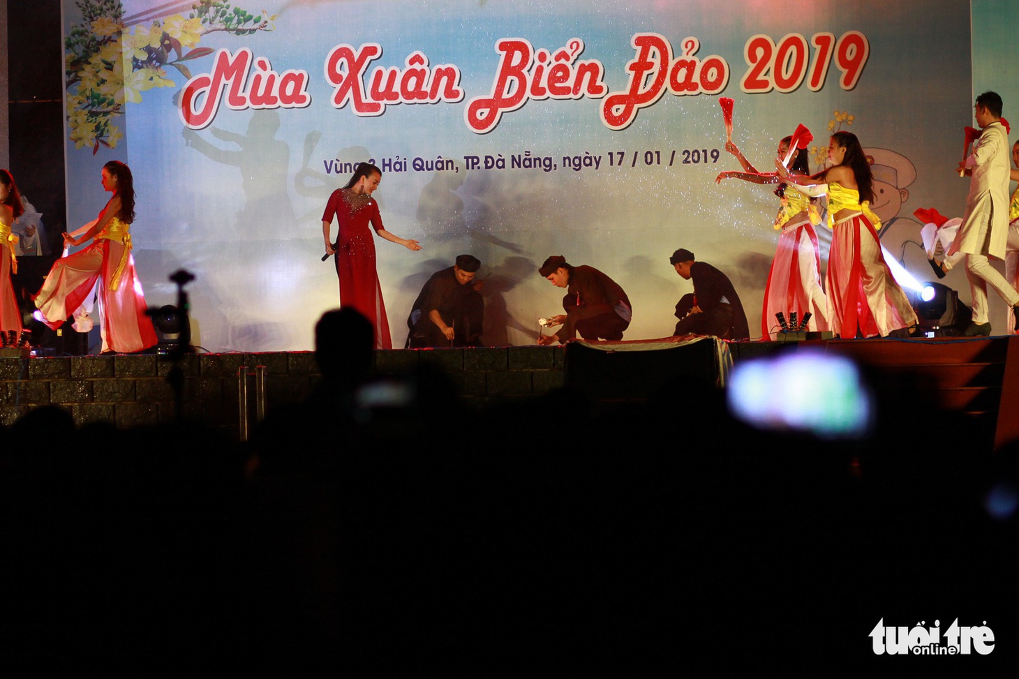 Chiến sĩ, nghệ sĩ Mùa xuân biển đảo cùng cháy trong mưa - Ảnh 5.