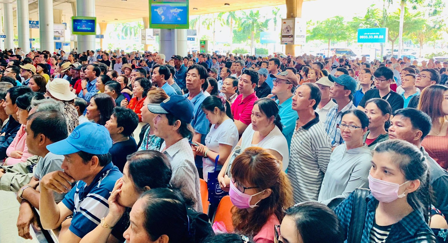 Tân Sơn Nhất nghẹt người đón Việt kiều về ăn Tết nhưng vẫn đều tăm tắp - Ảnh 1.