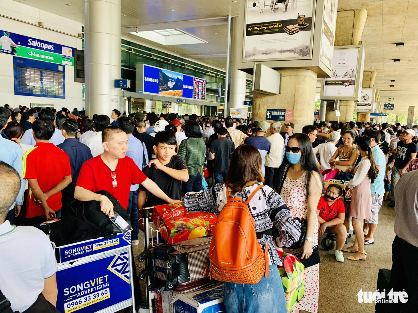 Tân Sơn Nhất nghẹt người đón Việt kiều về ăn Tết nhưng vẫn đều tăm tắp - Ảnh 6.
