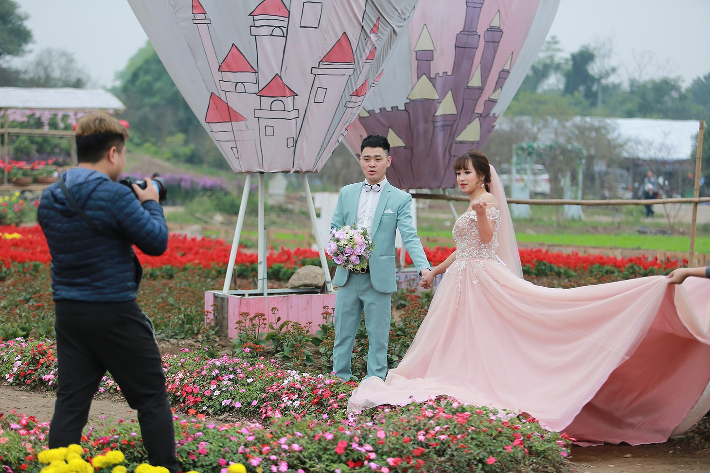 Cup ngàn hoa khổng lồ cổ vũ đội tuyển Việt Nam - Ảnh 7.