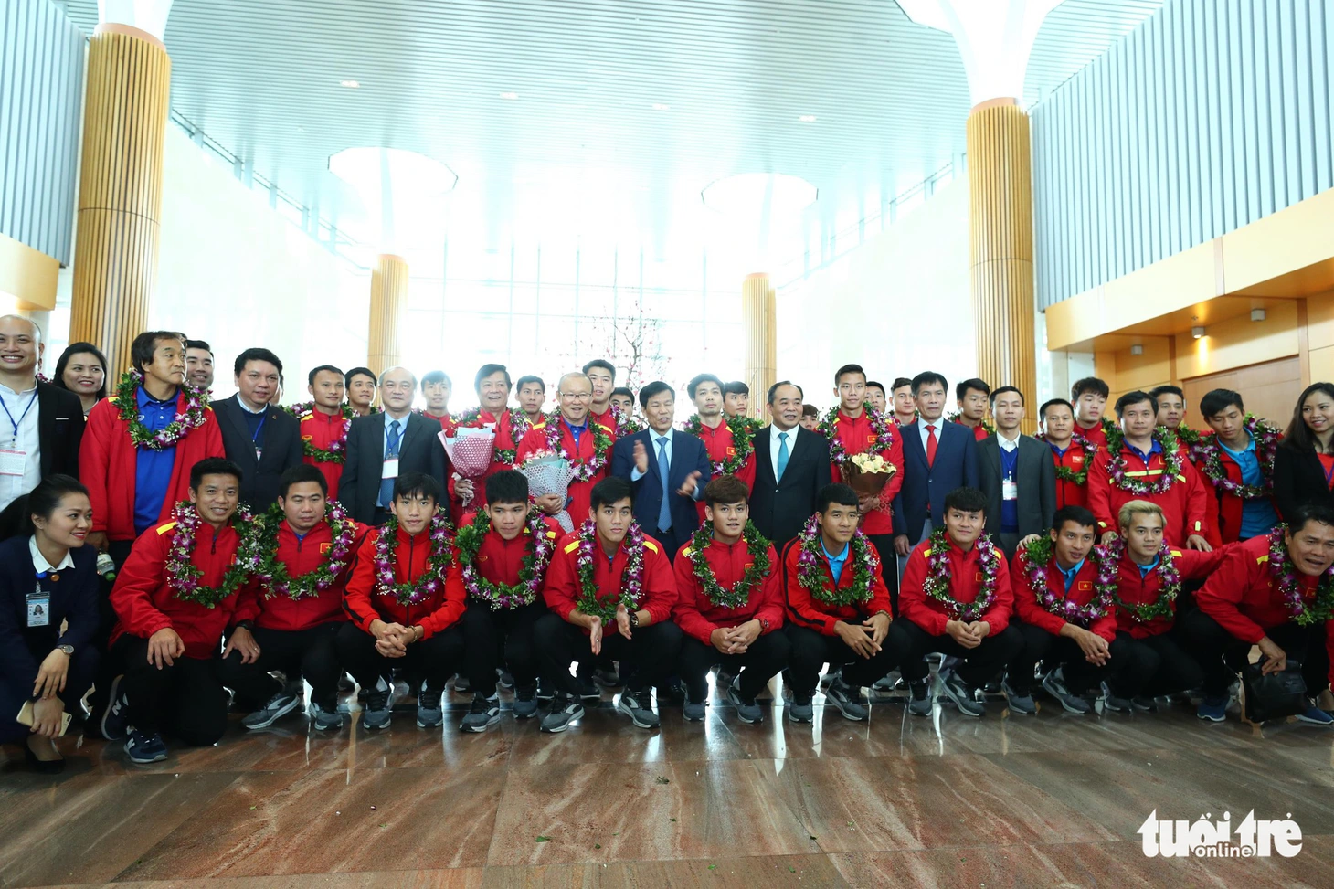 Người hâm mộ thủ đô nồng nhiệt chào đón tuyển thủ Việt Nam - Ảnh 10.