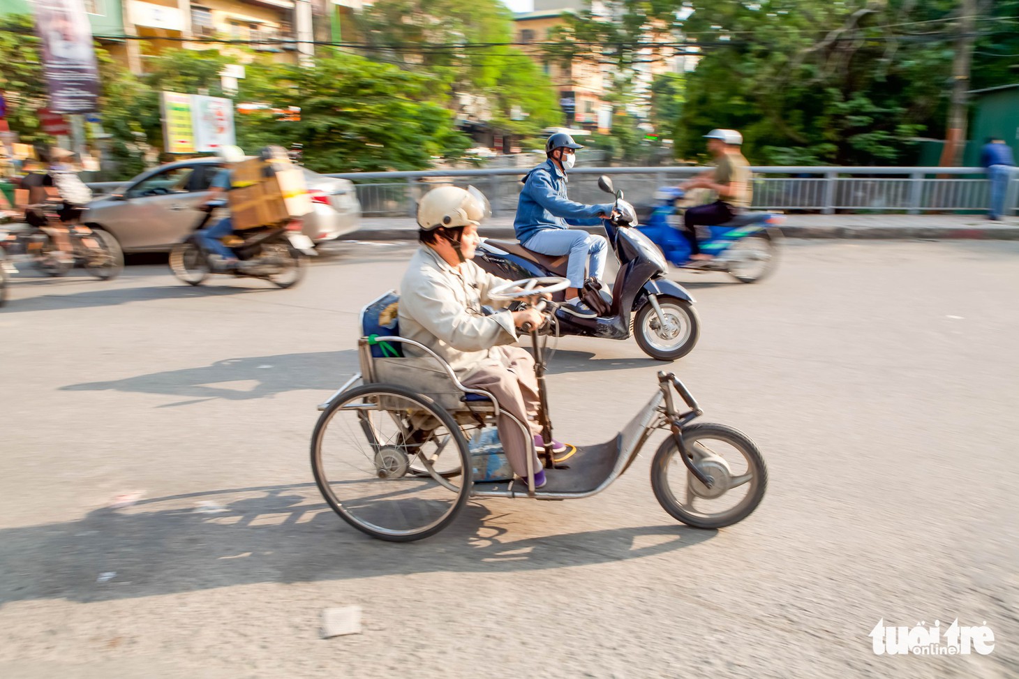 Người đàn ông ngồi xe lăn 20 năm làm xe cho người cùng cảnh ngộ - Ảnh 7.