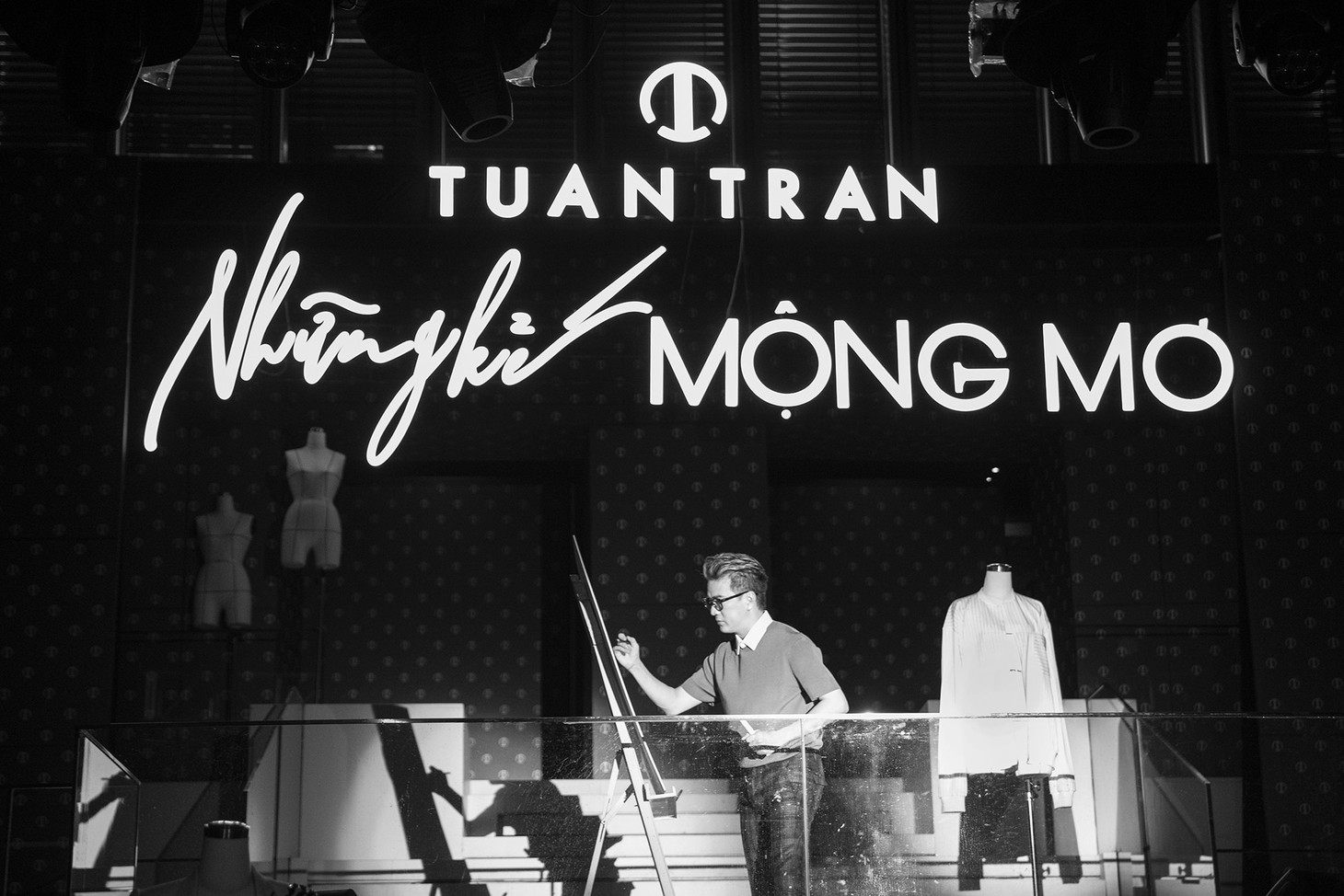 Minh Tuyết làm vedette giới thiệu bộ sưu tập Những kẻ mộng mơ của Tuấn Trần - Ảnh 2.