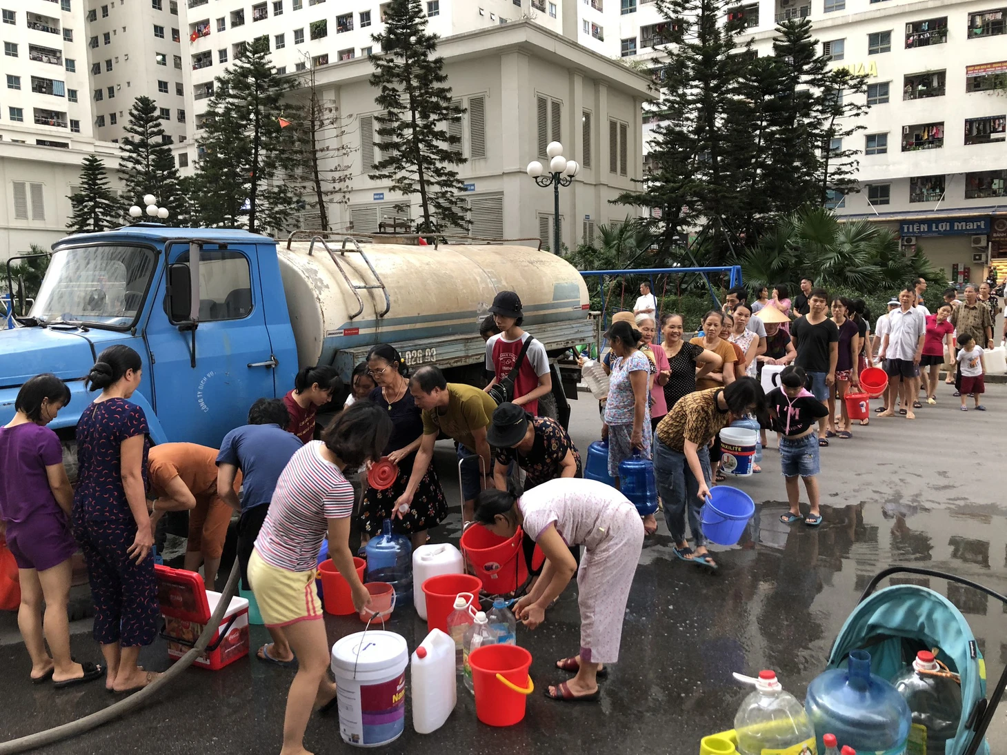 Hình ảnh dân Hà Nội rồng rắn xin nước sạch vì… nước bốc mùi lạ - Ảnh 1.