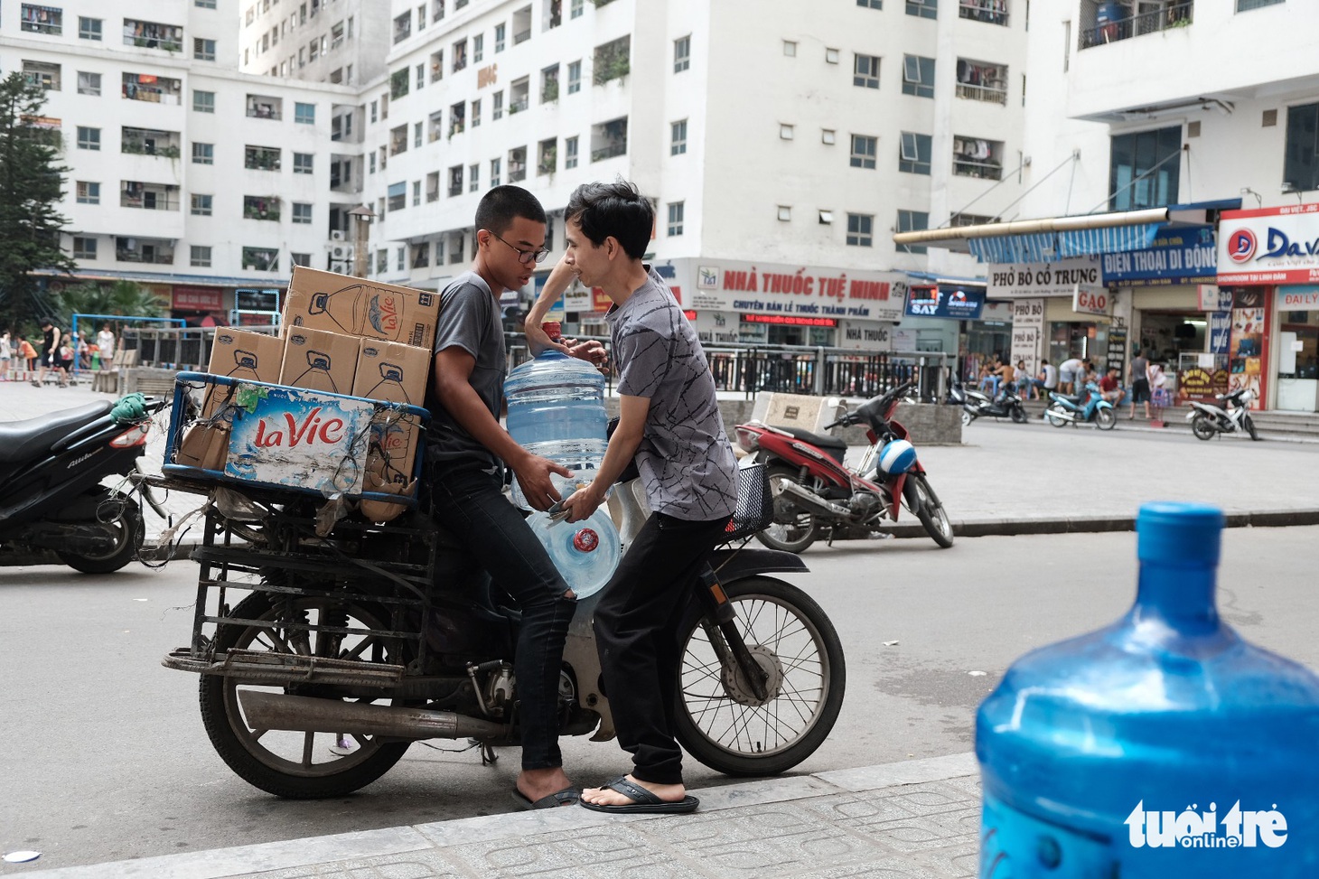 Dân Linh Đàm chật vật lo nước sạch sau 3 ngày nước máy vẫn khó ngửi - Ảnh 1.