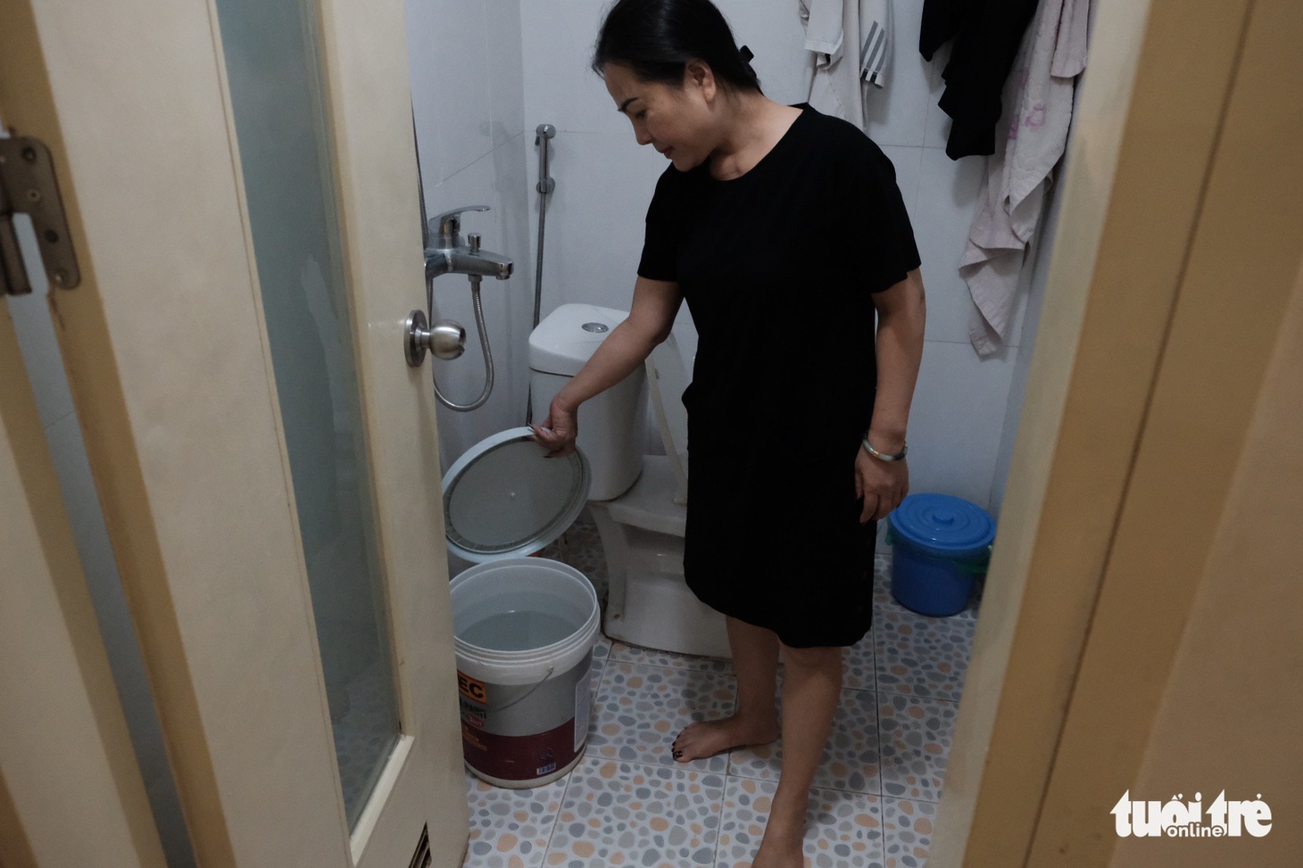 Dân Linh Đàm chật vật lo nước sạch sau 3 ngày nước máy vẫn khó ngửi - Ảnh 6.