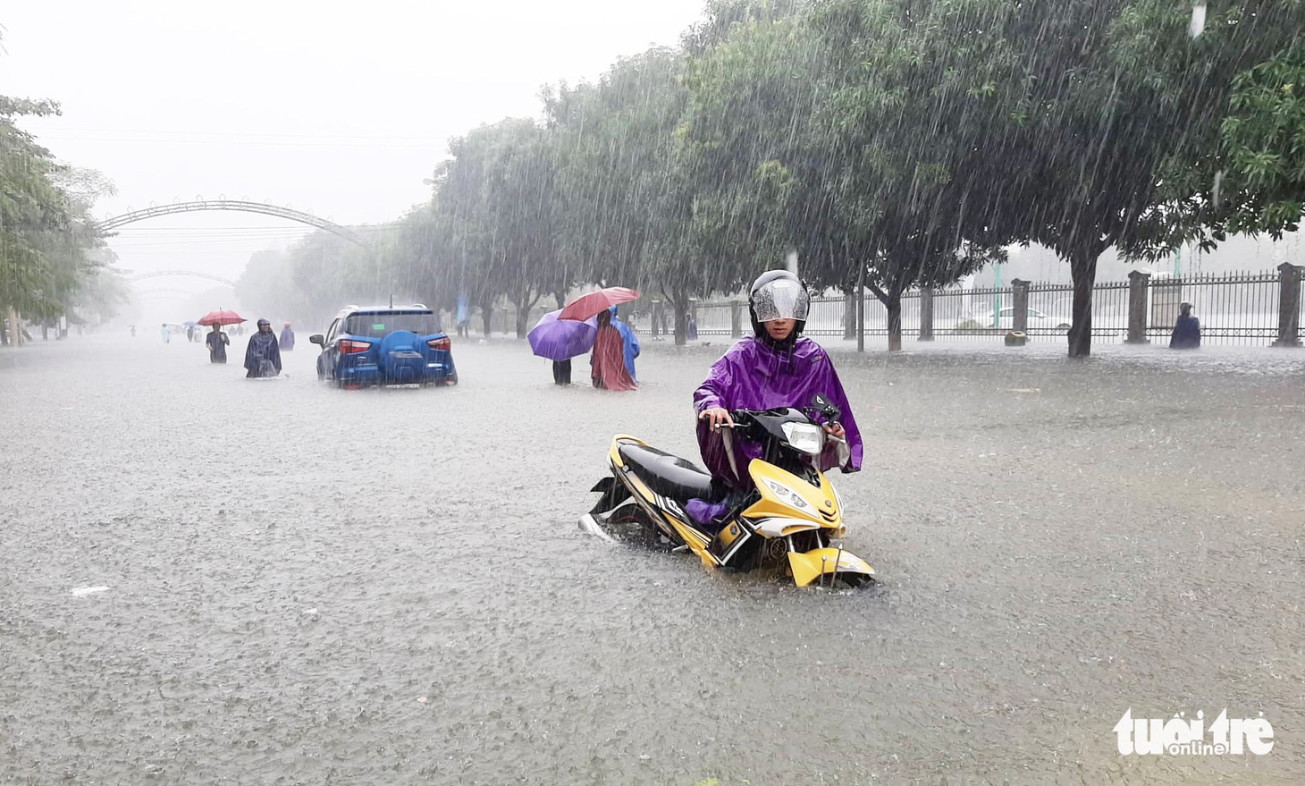 TP Vinh ngập lụt lịch sử, bộ đội đưa xe quân sự giải cứu học sinh - Ảnh 1.