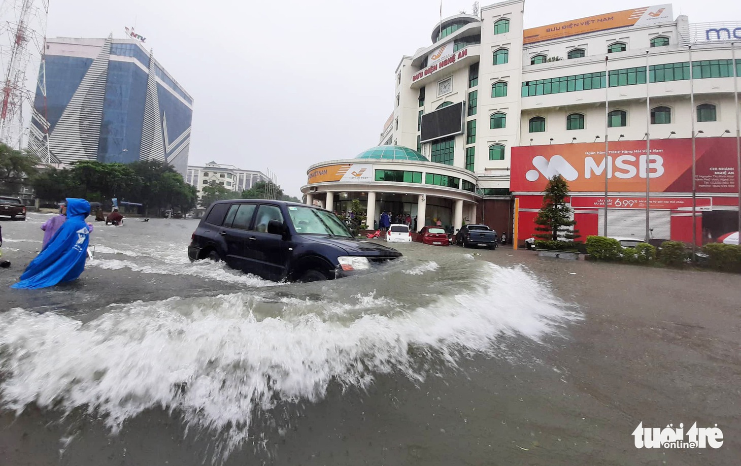 TP Vinh ngập lụt lịch sử, bộ đội đưa xe quân sự giải cứu học sinh - Ảnh 8.