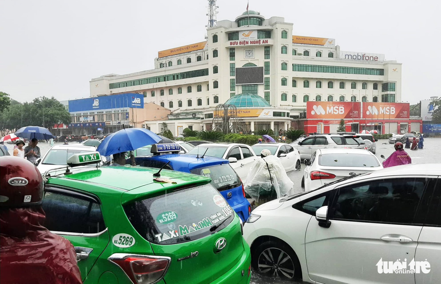 TP Vinh ngập lụt lịch sử, bộ đội đưa xe quân sự giải cứu học sinh - Ảnh 12.