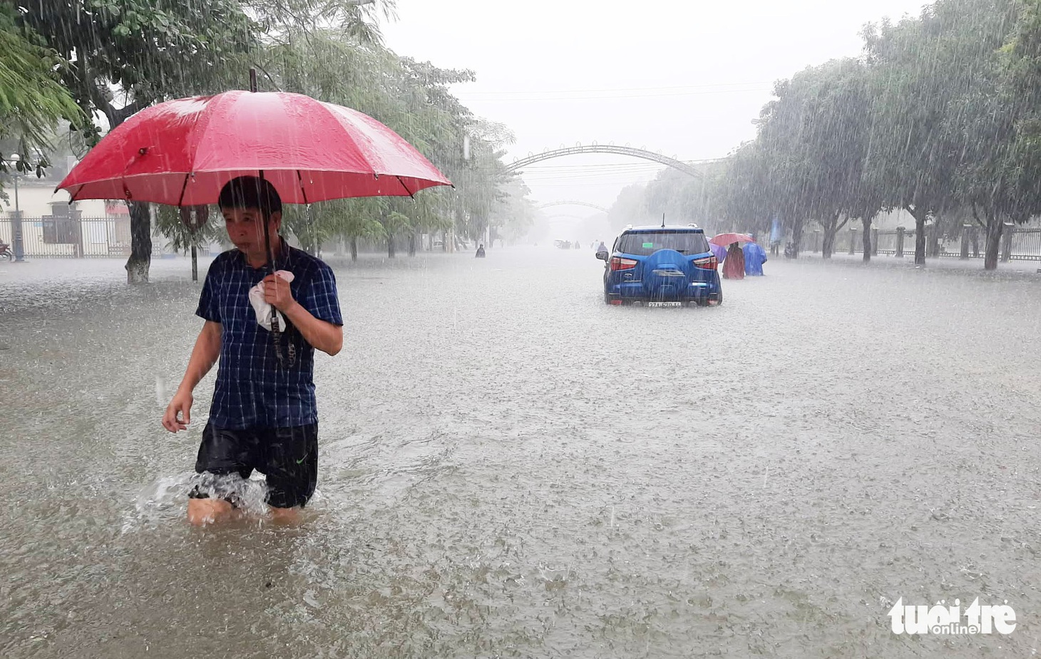 TP Vinh ngập lụt lịch sử, bộ đội đưa xe quân sự giải cứu học sinh - Ảnh 13.