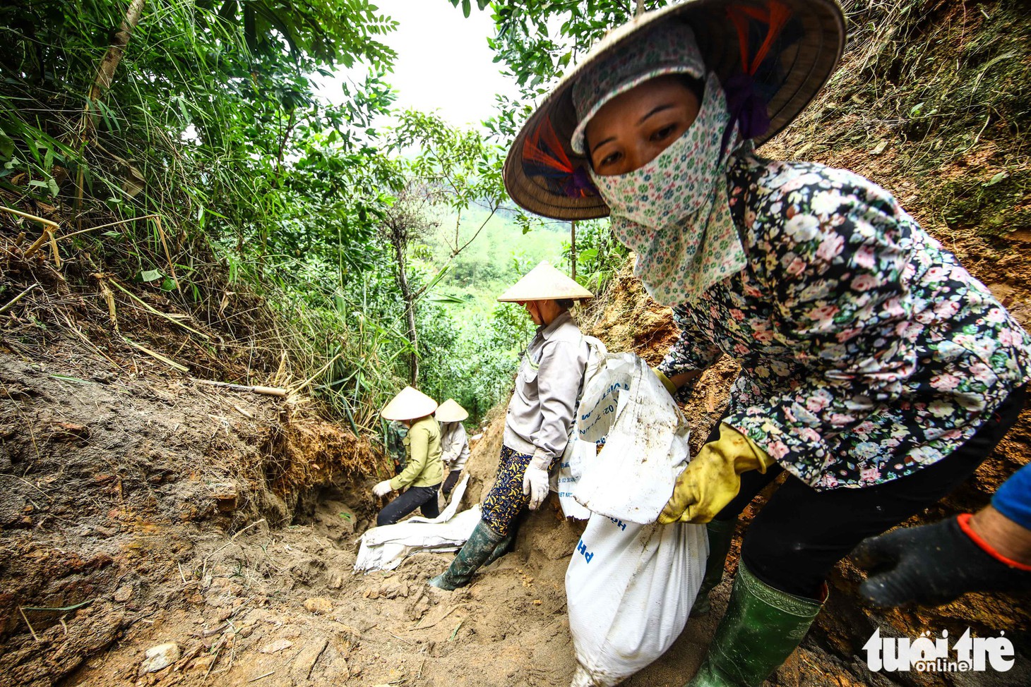 Nơi khởi nguồn sự cố nước sông Đà, mùi dầu thải vẫn xộc lên từ khe suối - Ảnh 2.