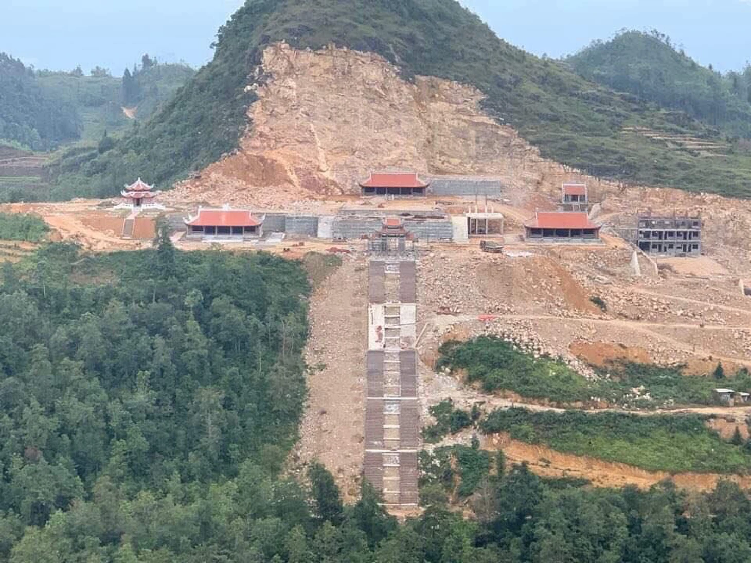 Phá núi xây khu du lịch tâm linh nơi cột cờ Lũng Cú - Ảnh 4.