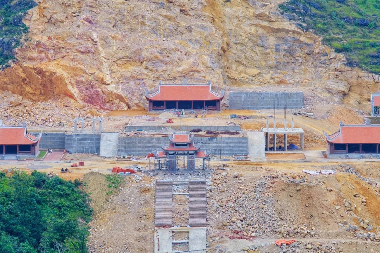 Chùa vắng bóng người tu học trong khu du lịch tâm linh nghìn tỉ - Ảnh 4.