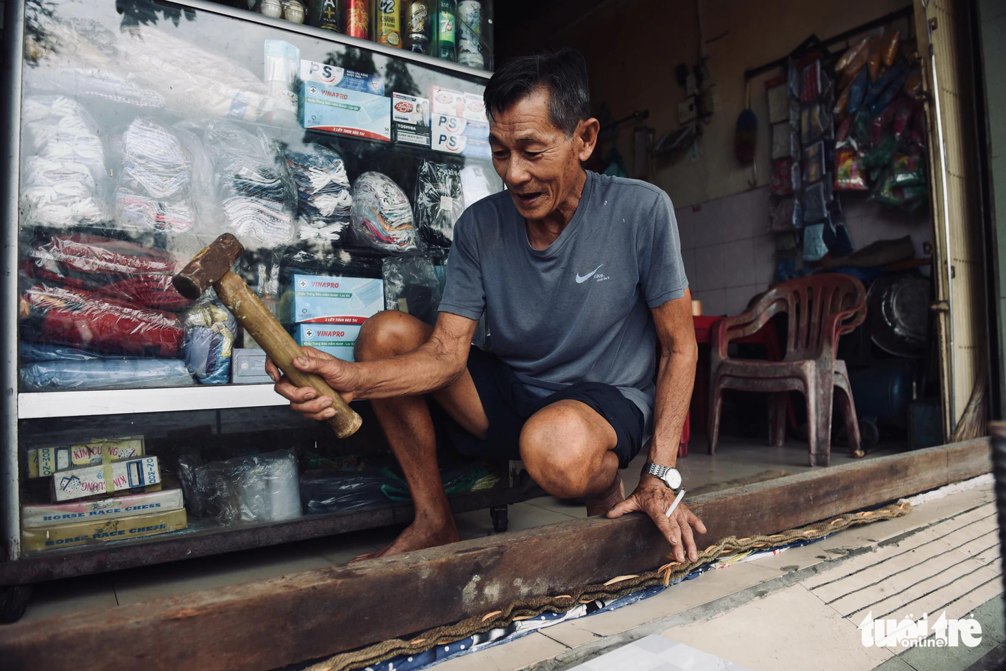 Triều cường lại lênh láng nhiều đường phố TP.HCM - Ảnh 3.