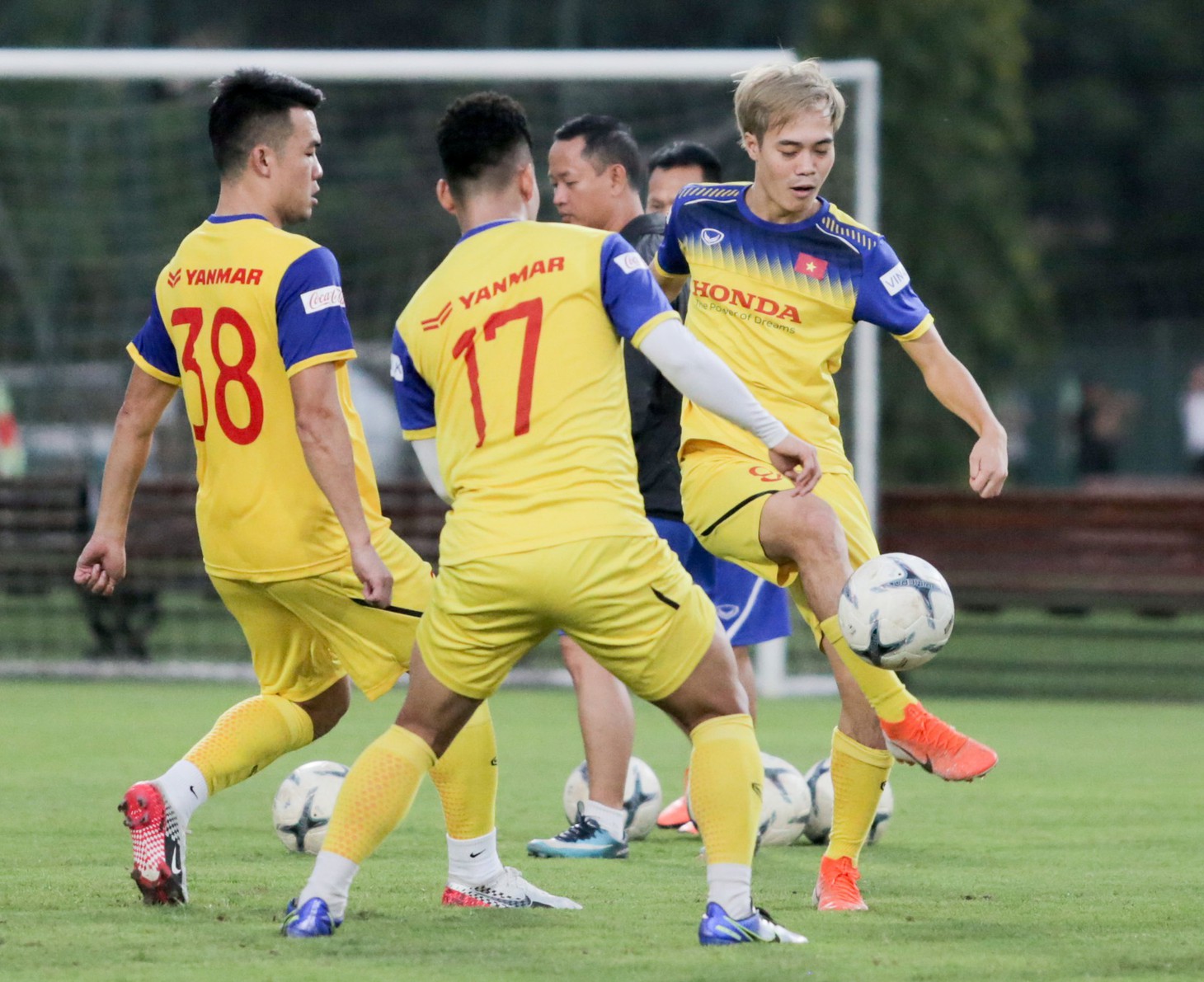Chưa đủ quân số, tuyển Việt Nam vui vẻ tập đá ma - Ảnh 9.