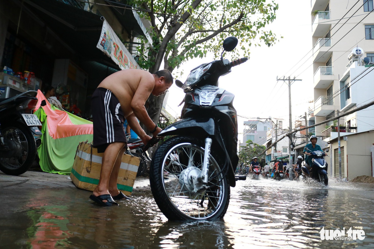 Triều cường đạt đỉnh, phụ huynh TP.HCM bì bõm đón con giờ tan trường - Ảnh 13.