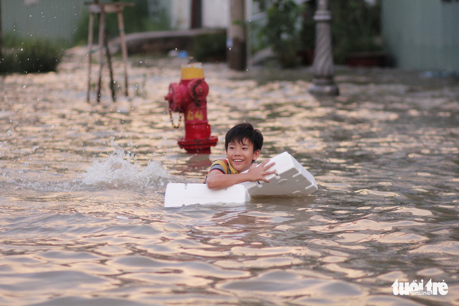 Triều cường đạt đỉnh, phụ huynh TP.HCM bì bõm đón con giờ tan trường - Ảnh 10.