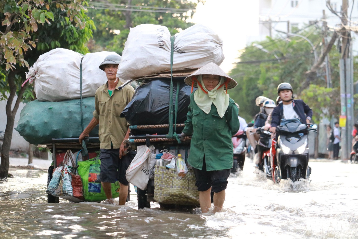 Triều cường đạt đỉnh, phụ huynh TP.HCM bì bõm đón con giờ tan trường - Ảnh 11.