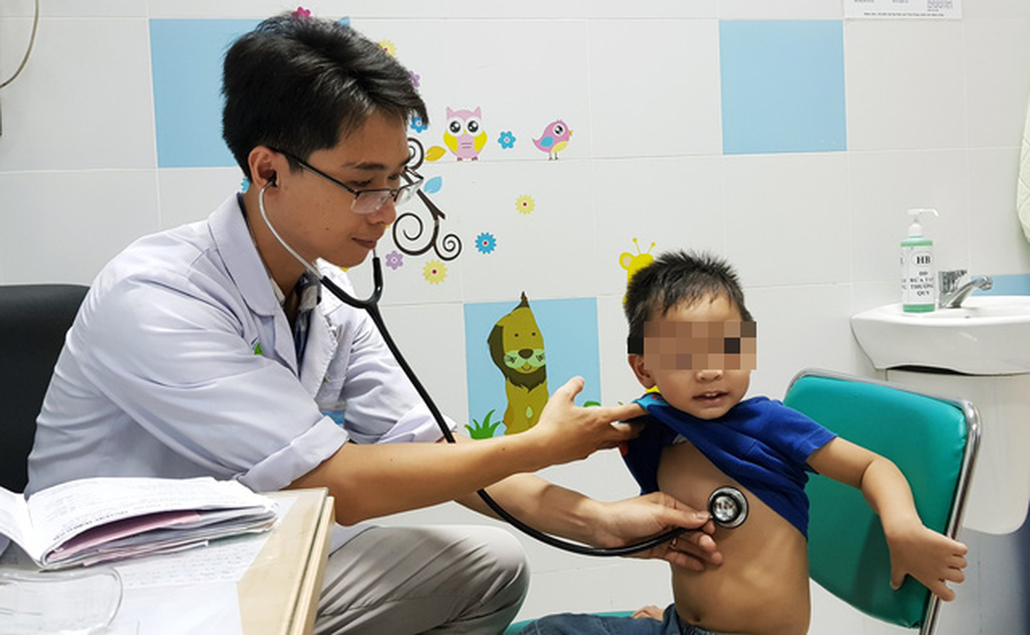 Trẻ mắc bệnh nhiễm siêu vi, hô hấp tăng vọt - Ảnh 2.