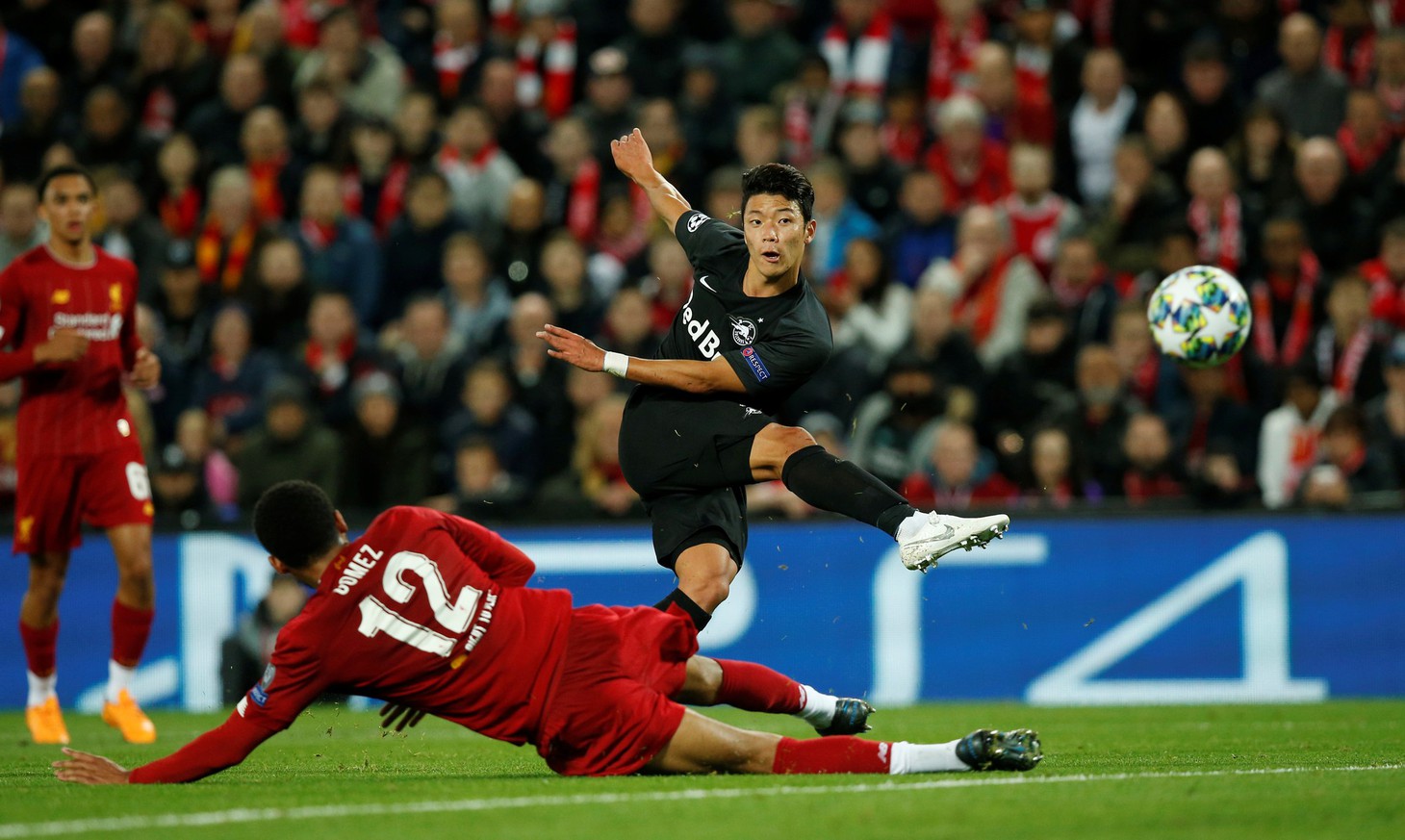 Khoảnh khắc ngôi sao châu Á lừa Van Dijk rồi ghi bàn tại Champions League - Ảnh 2.