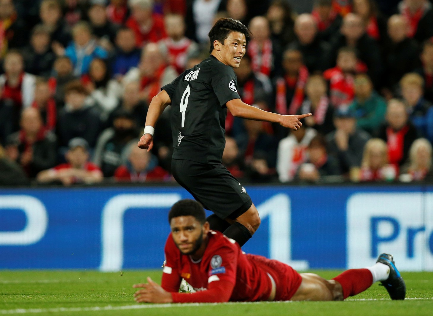 Khoảnh khắc ngôi sao châu Á lừa Van Dijk rồi ghi bàn tại Champions League - Ảnh 4.