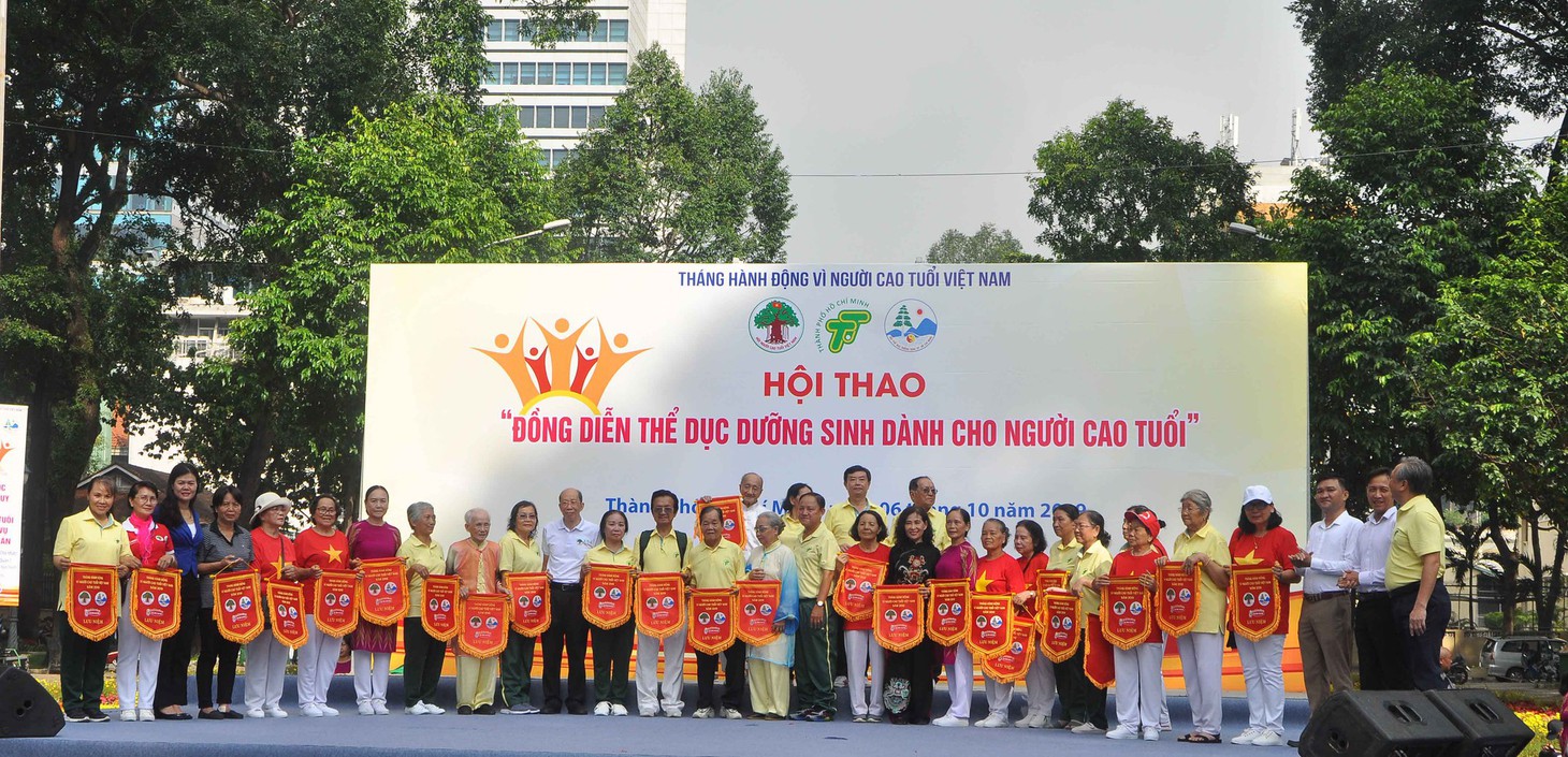 2.800 người cao tuổi đồng diễn thể dục dưỡng sinh tại TP.HCM - Ảnh 8.