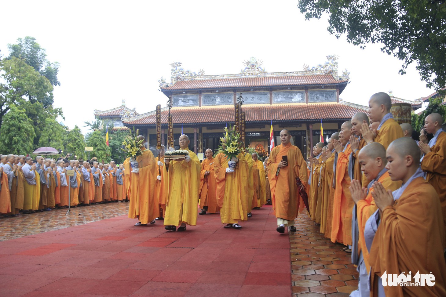 Người Huế đội mưa tiễn đưa cố đại lão hòa thượng Thích Trí Quang - Ảnh 4.