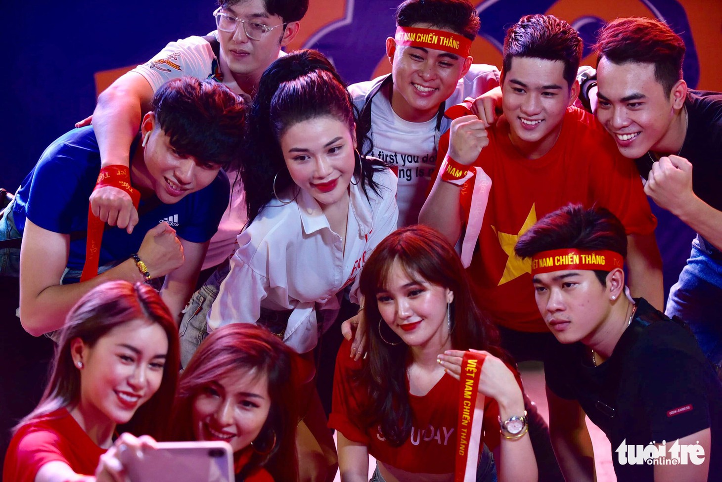 Phố đi bộ Nguyễn Huệ ngập tràn cờ, kèn cổ vũ tuyển Việt Nam - Ảnh 3.