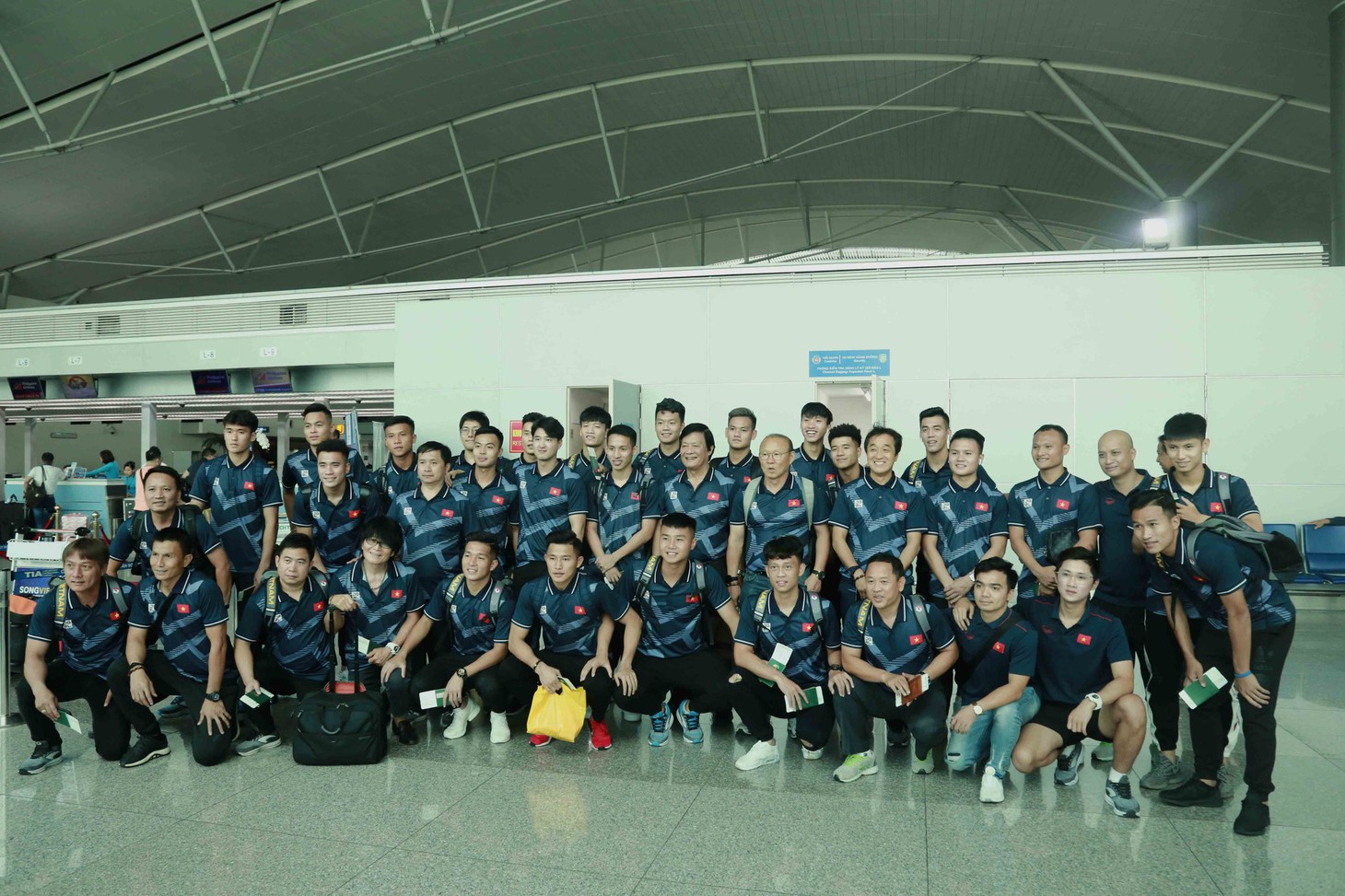 Tuyển nữ và U22 Việt Nam tươi cười lên đường dự SEA Games - Ảnh 14.