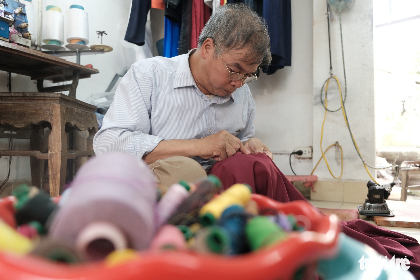 Tỉ mỉ từng mũi khâu ở làng đàn ông may áo dài - Ảnh 1.