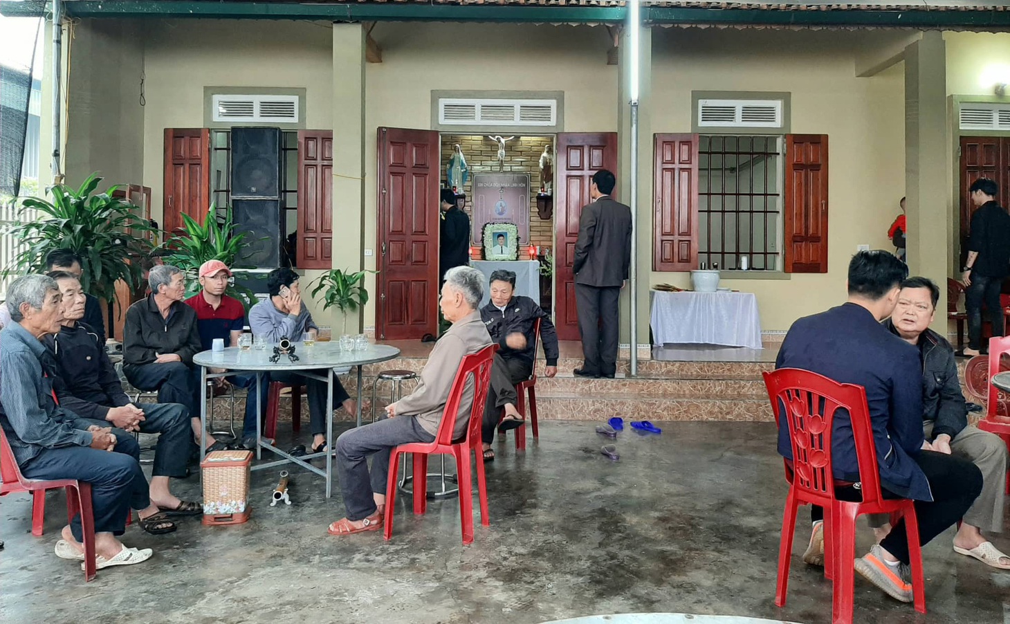 Hình ảnh 16 trong 39 thi hài người Việt tử nạn ở Anh về đến sân bay Nội Bài - Ảnh 5.