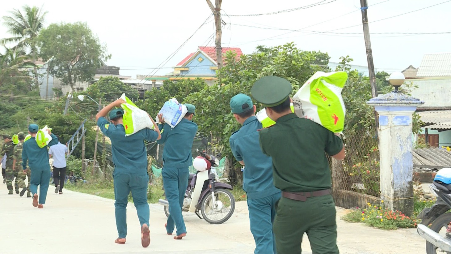 Bộ đội chằng chống nhà cửa giúp dân ứng phó bão số 6 - Ảnh 2.