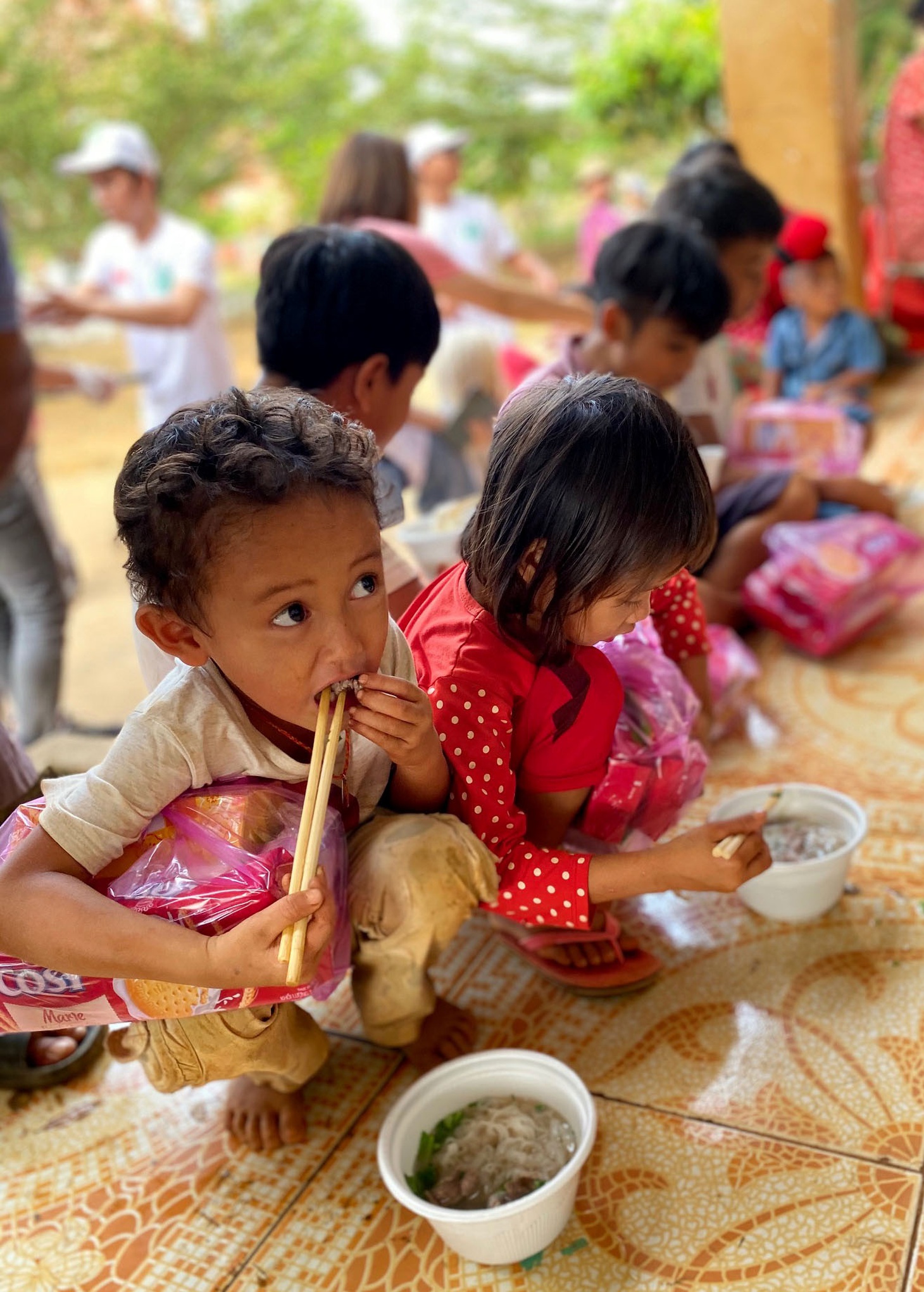 Cô giáo hỏi ai chưa từng ăn phở, tất cả các con đều giơ tay - Ảnh 10.