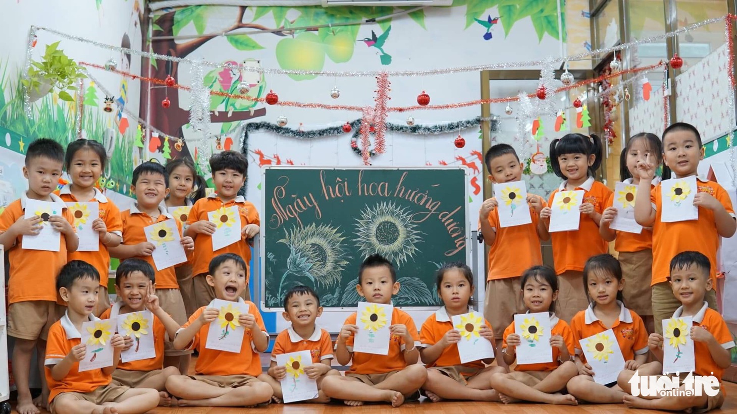 Học sinh mầm non làm hoa hướng dương tặng bệnh nhi ung thư - Ảnh 1.