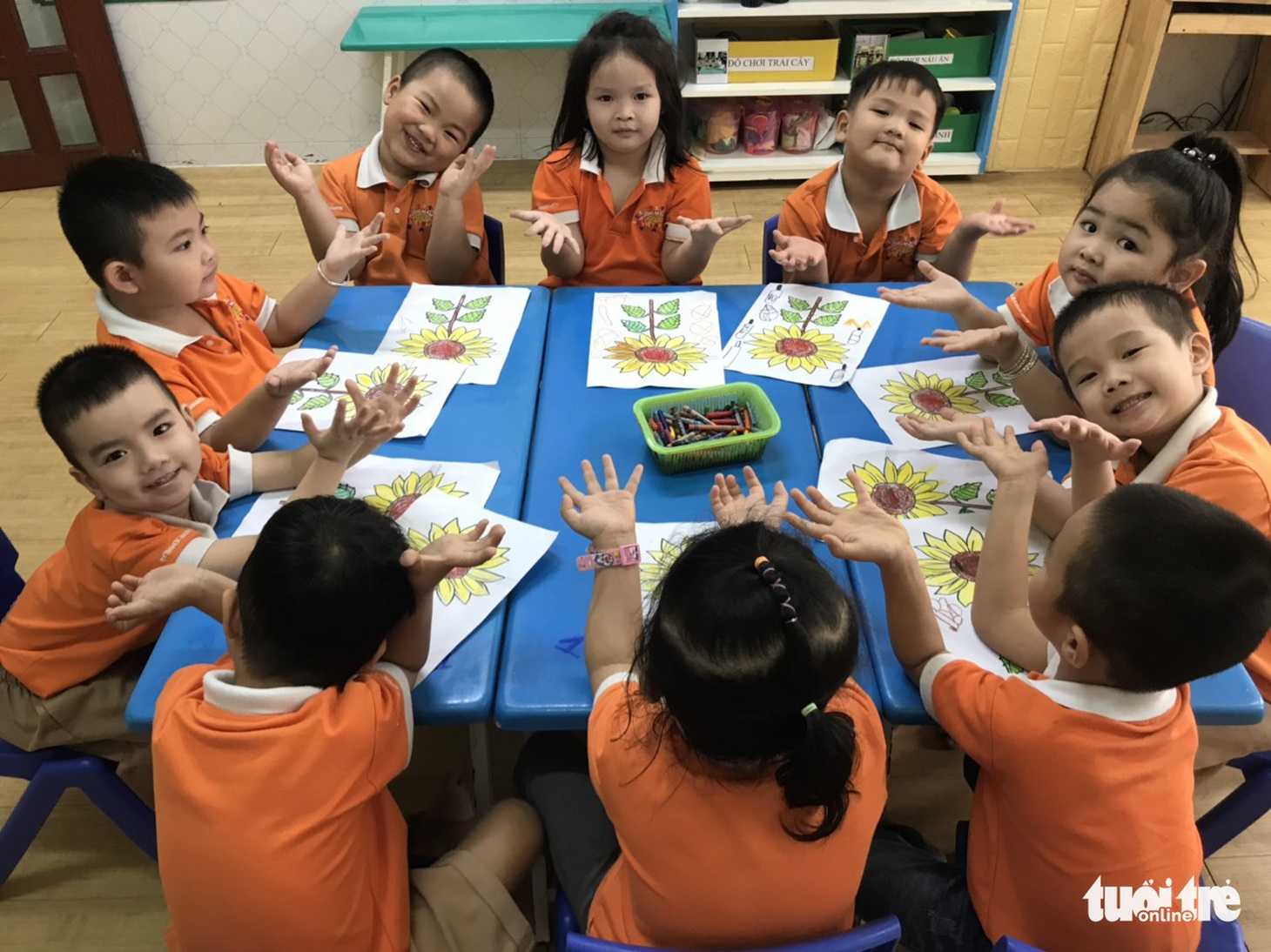 Học sinh mầm non làm hoa hướng dương tặng bệnh nhi ung thư - Ảnh 5.