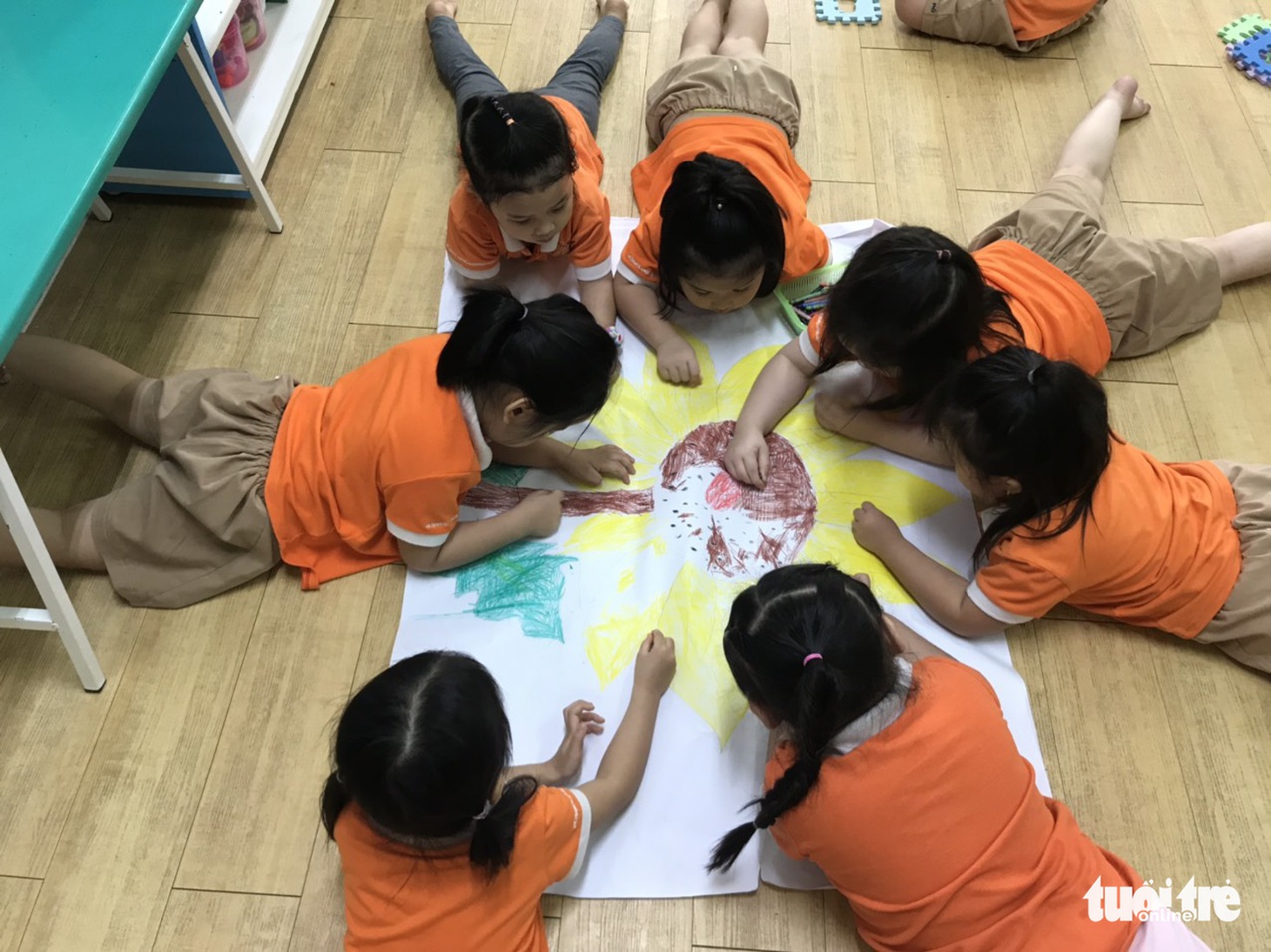 Học sinh mầm non làm hoa hướng dương tặng bệnh nhi ung thư - Ảnh 7.