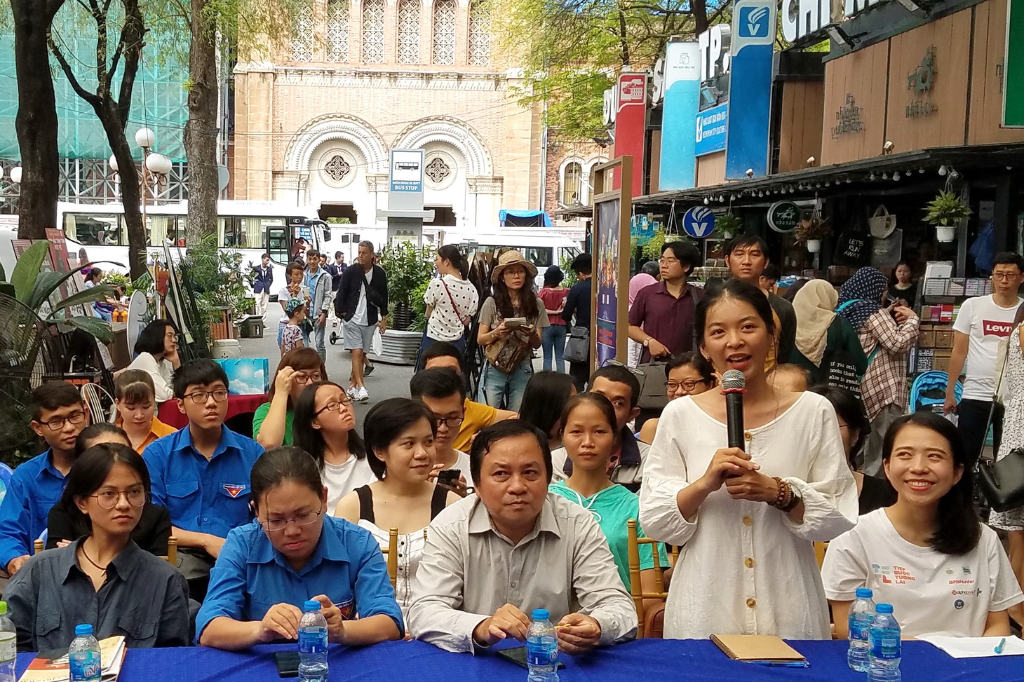 Làng sách 2019: Khuyến đọc, môi trường, và... hồn nhiên vi phạm - Ảnh 1.