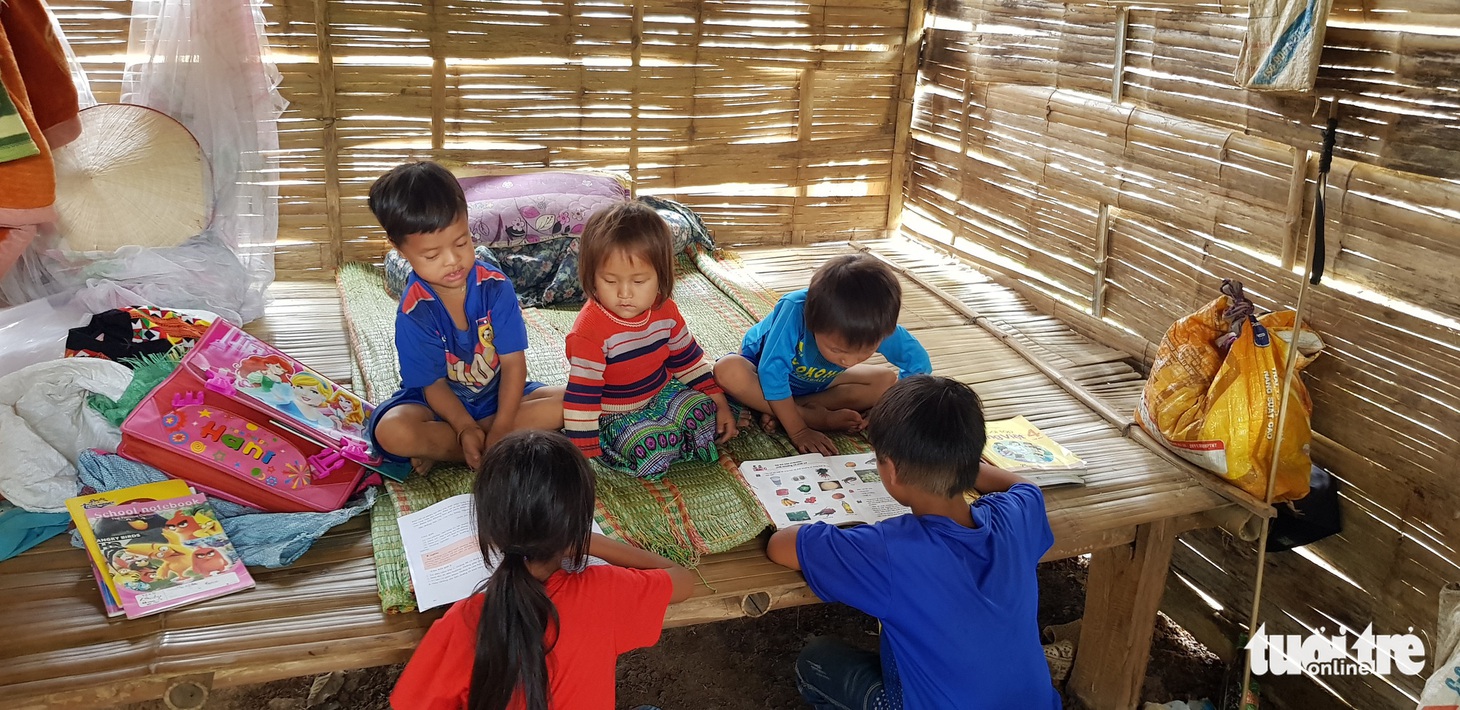 Hình ảnh xúc động: Thầy cô đốt củi sưởi ấm cho trò ở Sơn La - Ảnh 4.