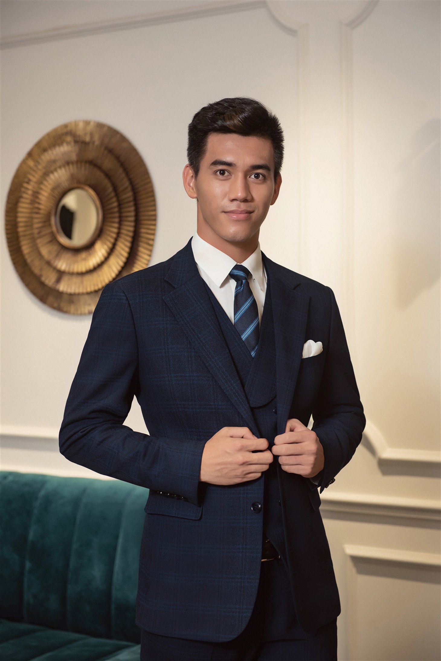 Tiền đạo Tiến Linh cực bảnh khi mặc suit do hoa hậu Ngọc Hân tư vấn - Ảnh 7.