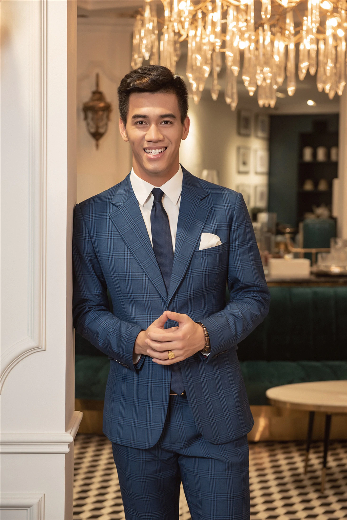Tiền đạo Tiến Linh cực bảnh khi mặc suit do hoa hậu Ngọc Hân tư vấn - Ảnh 5.