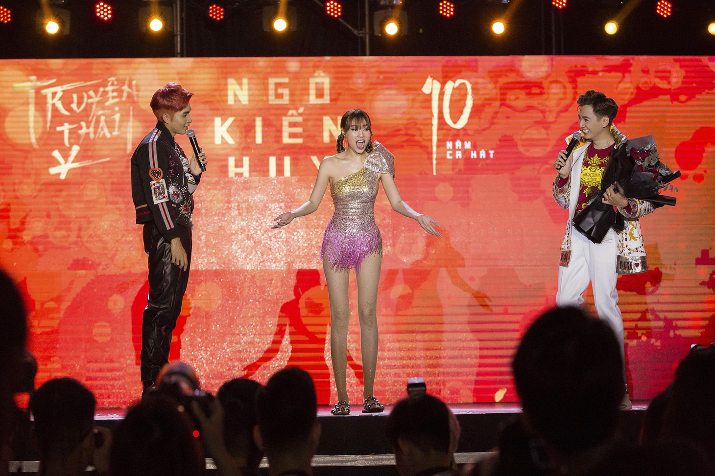 Ngô Kiến Huy vỡ òa với 10.000 khán giả trong live show Truyền thái y - Ảnh 6.