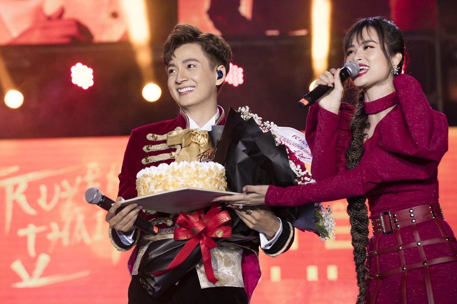 Ngô Kiến Huy vỡ òa với 10.000 khán giả trong live show Truyền thái y - Ảnh 1.