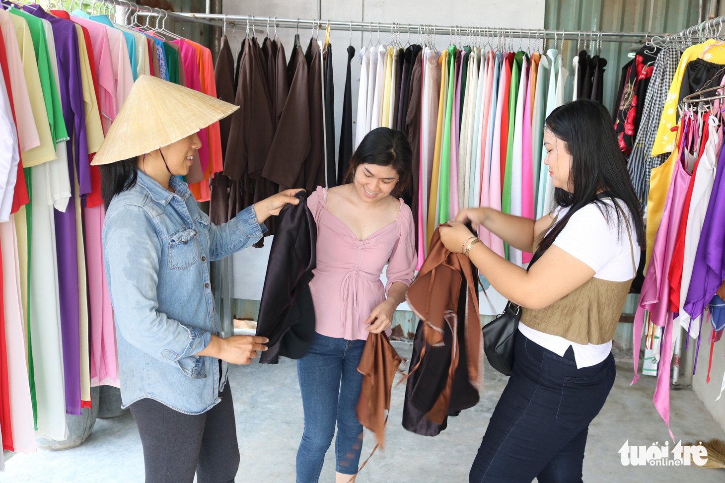Selfie rực sắc vàng với vườn hướng dương ở TP.HCM   - Ảnh 4.