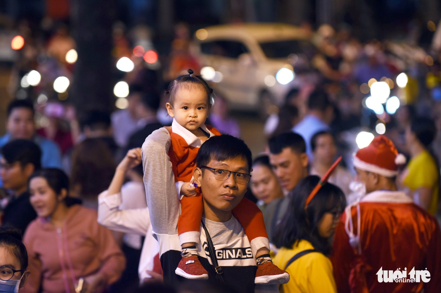 Noel sắc màu, càng khuya dòng người đổ về trung tâm TP.HCM càng đông vui - Ảnh 8.