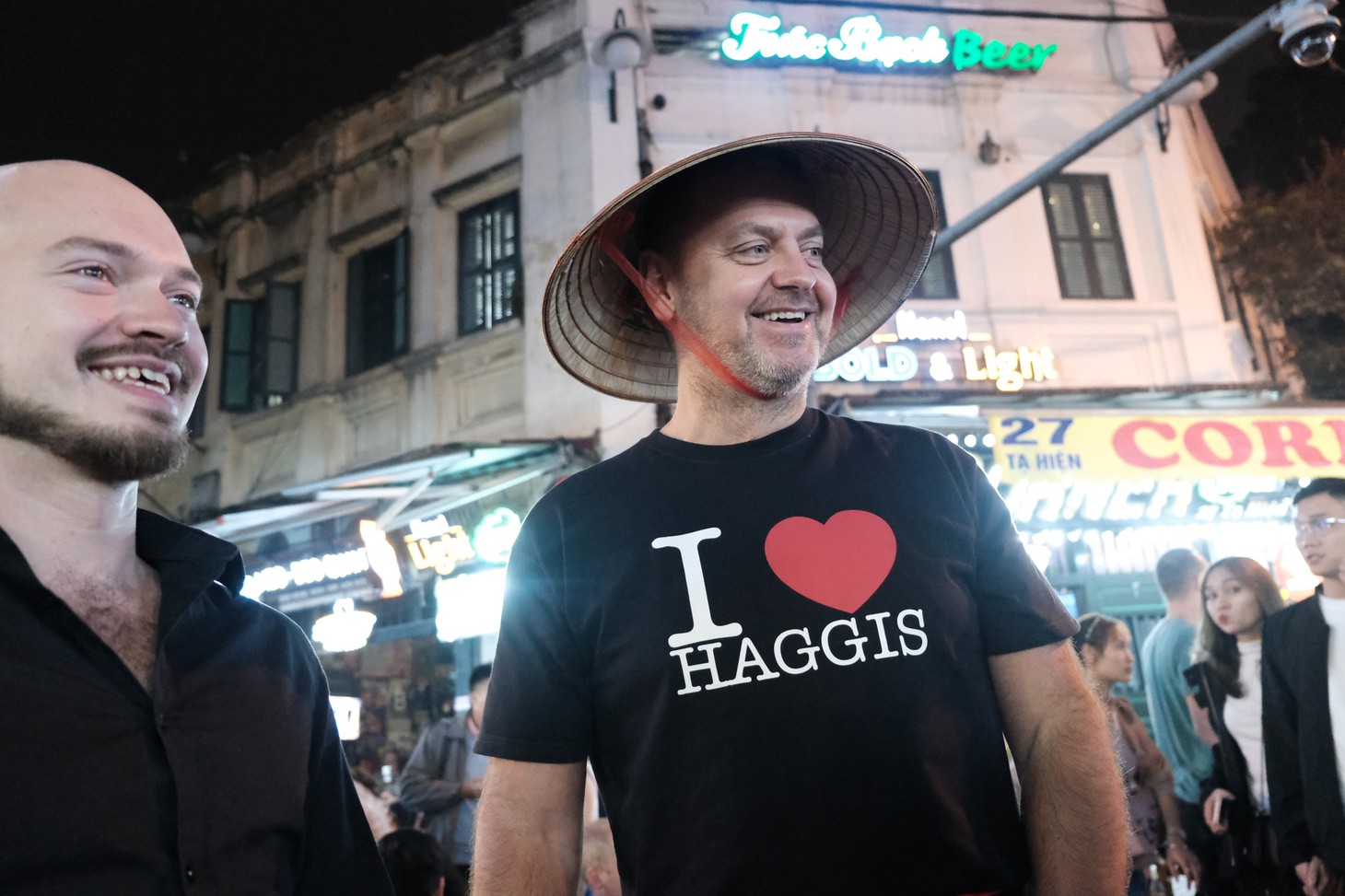 Khách Tây hào hứng đếm ngược đón giao thừa tại Hà Nội - Ảnh 3.