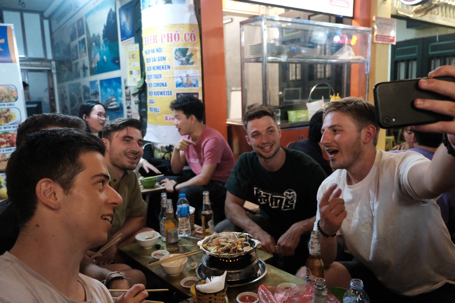 Khách Tây hào hứng đếm ngược đón giao thừa tại Hà Nội - Ảnh 7.
