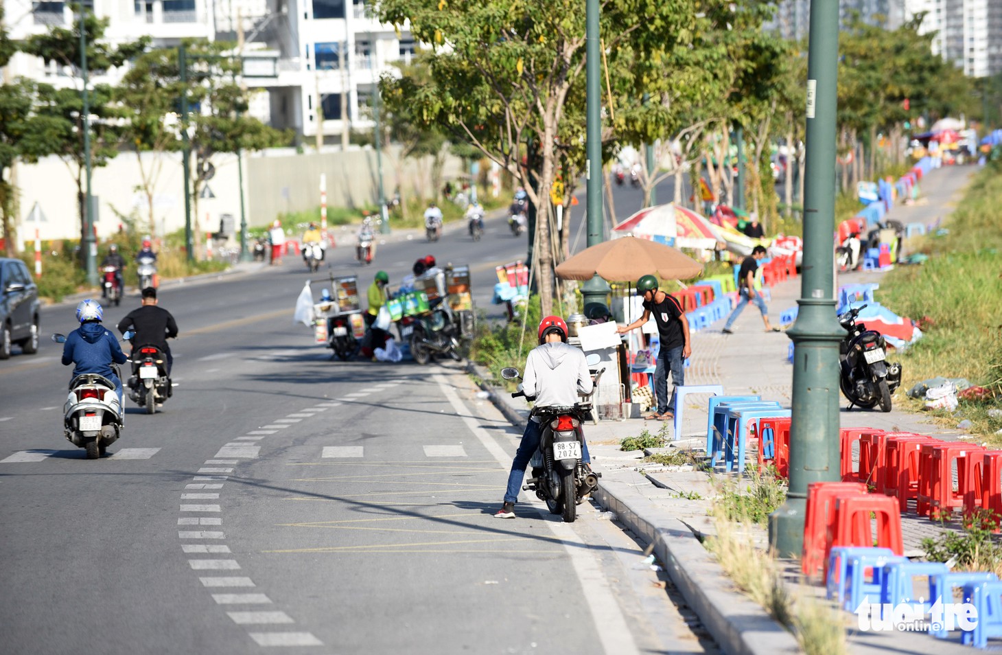 Hàng quán lề đường chuẩn bị đón khách xem pháo hoa, đón năm mới - Ảnh 5.